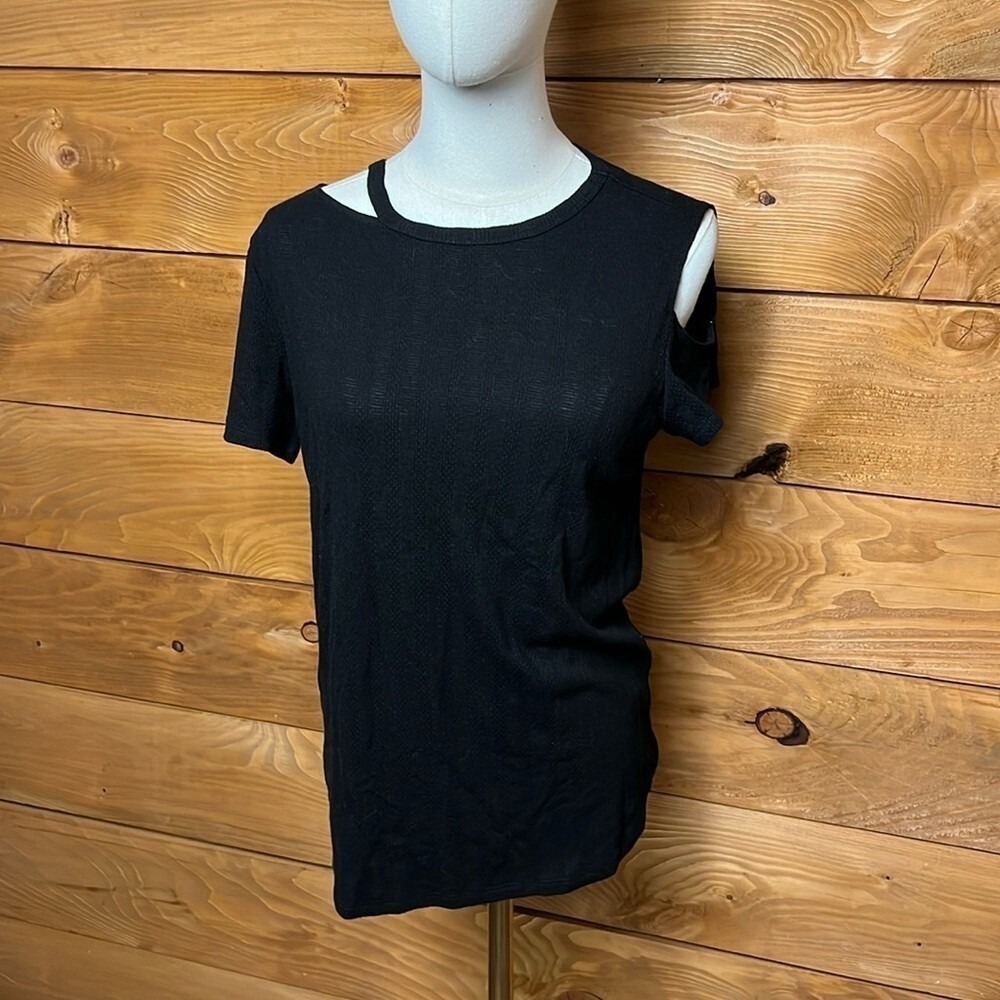 Status by Chenault Black Cold Shoulder Cutout Ribbed‎ Knit Top Womens Small NEW